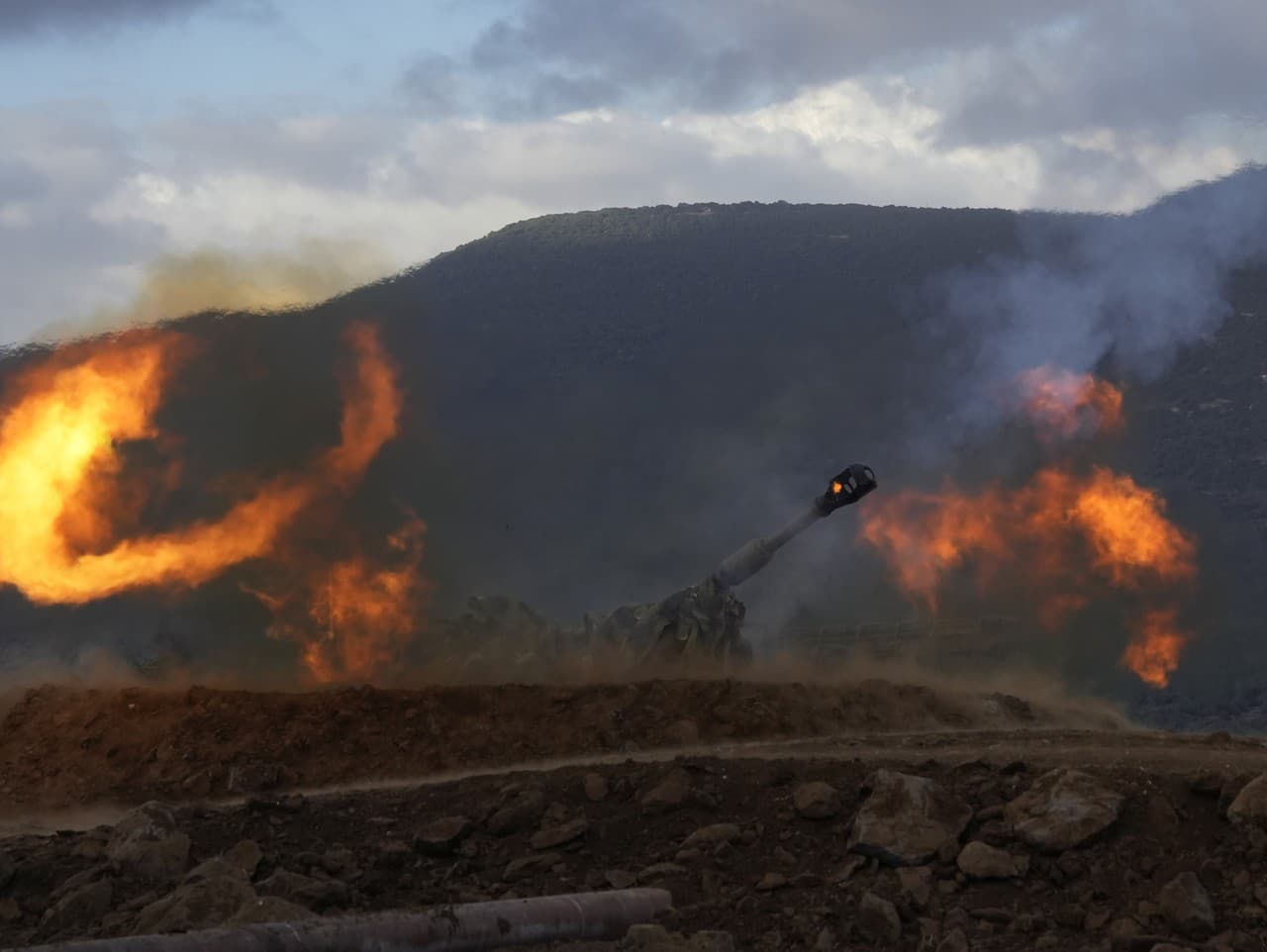 Izraelská mobilná delostrelecká jednotka strieľa zo severného Izraela na Libanon, streda 2. októbra 2024.