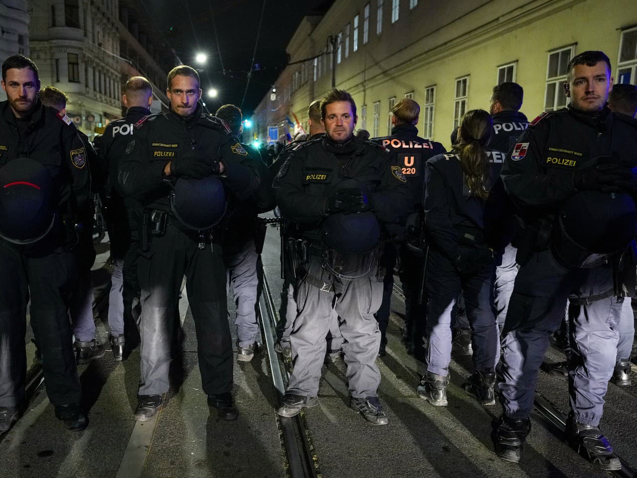 Rakúska polícia blokuje protestujúcixch proti krajnej pravici