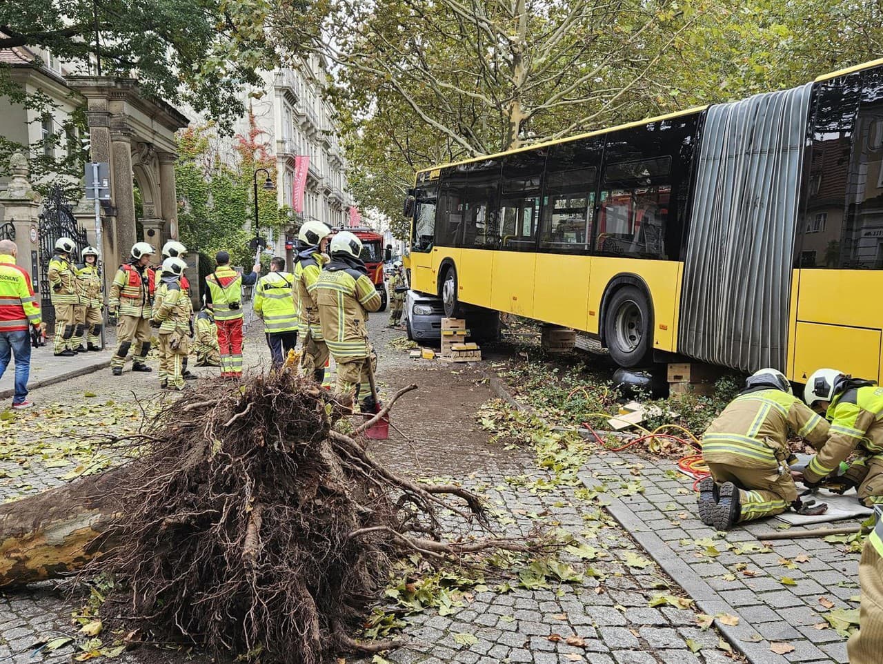 V nemeckých Drážďanoch došlo k nehode autobusu