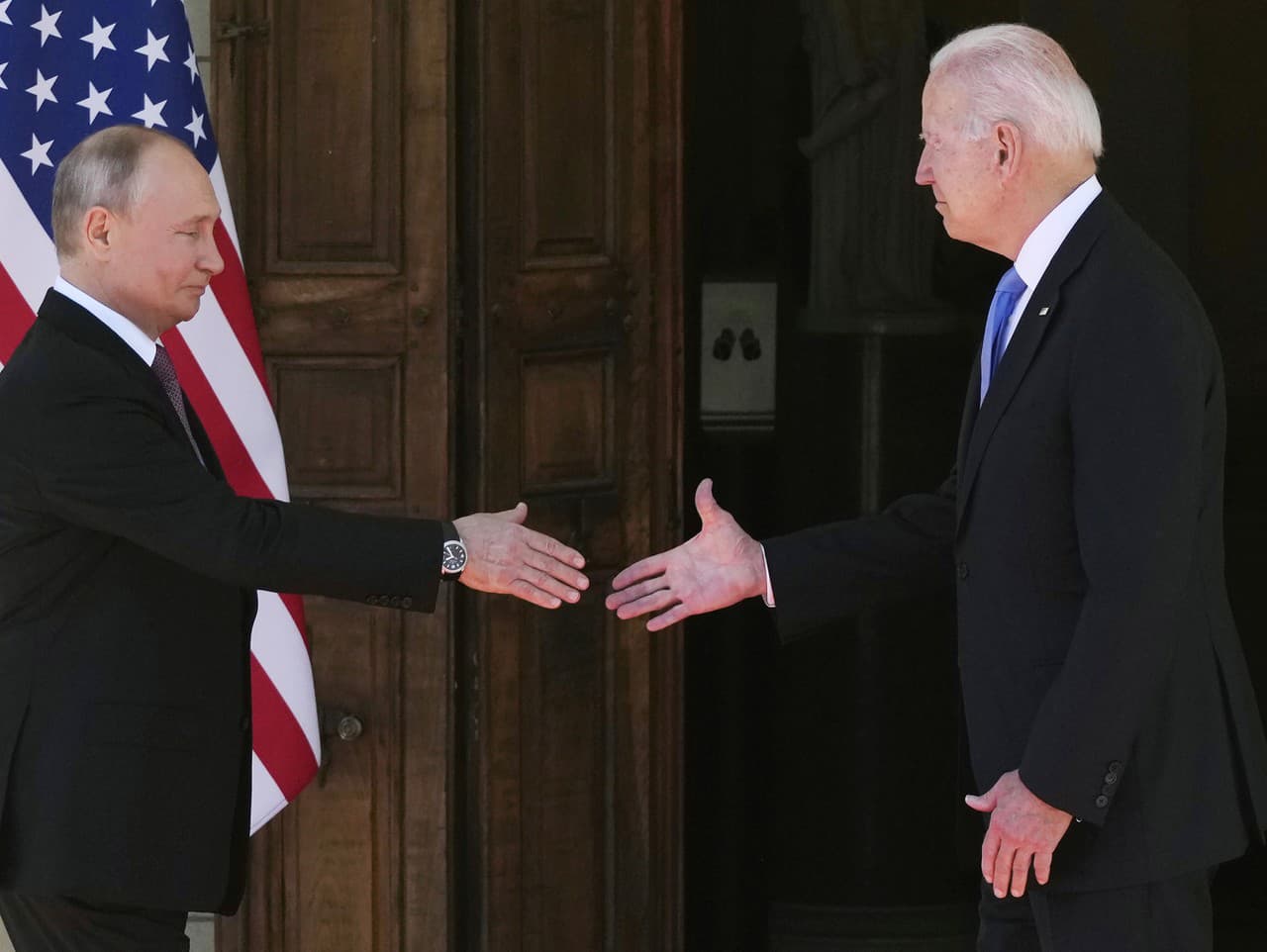 Vladimir Putin a Joe Biden na archívnej fotografii