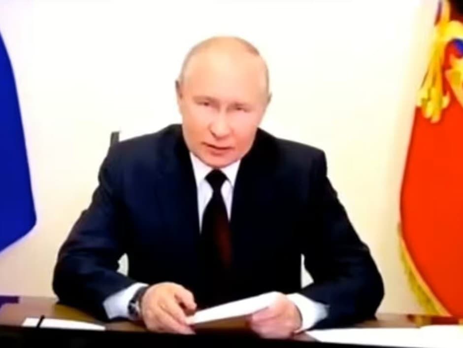 Falošný Vladimir Putin oznámil v televízii svoju rezignáciu.