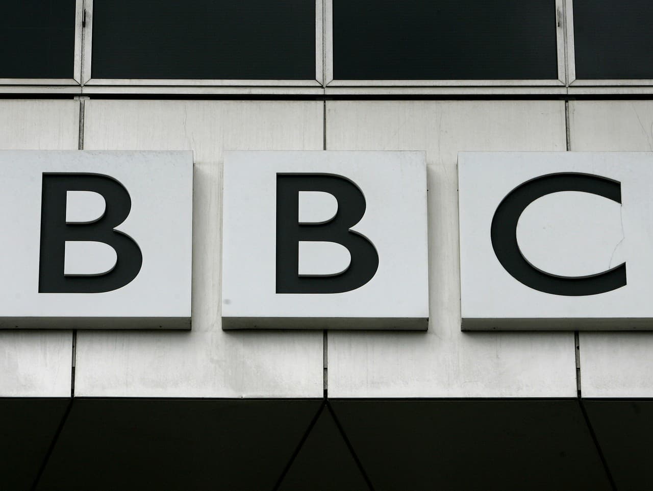 Nápis britskej televíznej stanice BBC na budove v Londýne