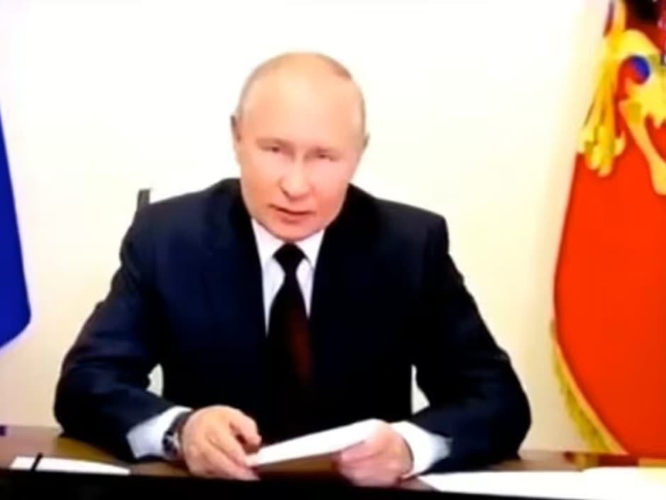 Falošný Vladimir Putin oznámil v televízii svoju rezignáciu.