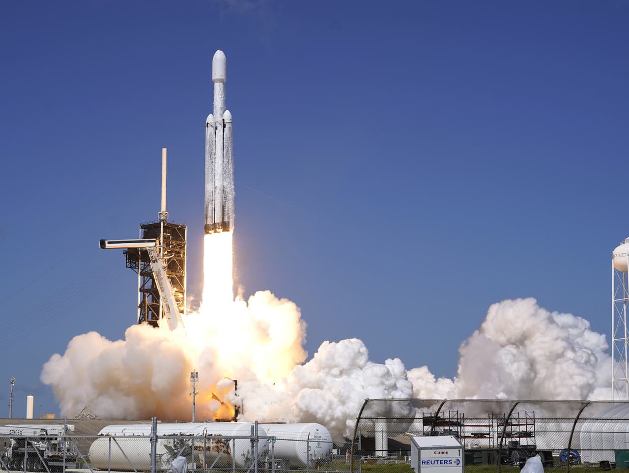 Raketa Falcon Heavy spoločnosti SpaceX s vesmírnou loďou NASA smerujúcou k Jupiteru štartuje z rampy 39A v Kennedyho vesmírnom stredisku v pondelok 14. októbra 2024 na Cape Canaveral, Florida.