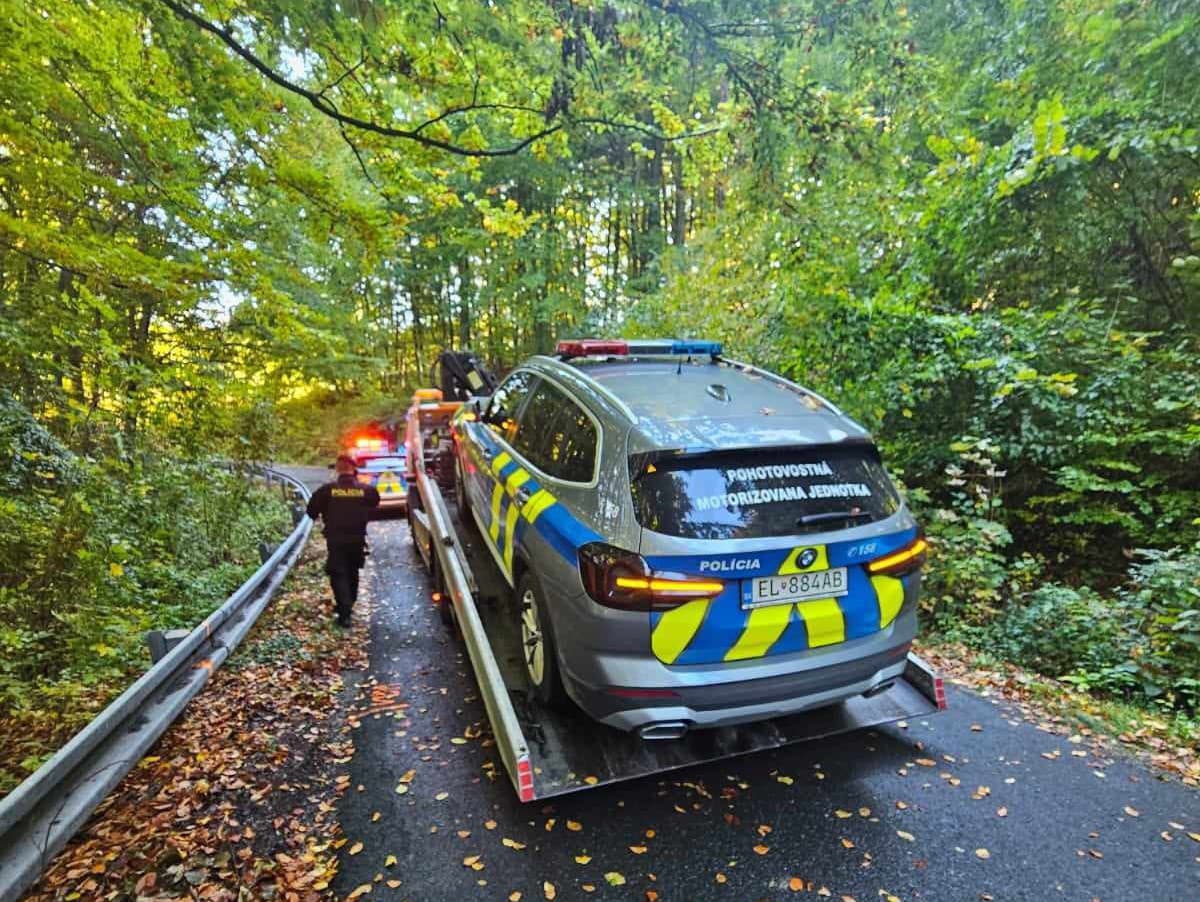 Motocyklista narazil do policajného auta