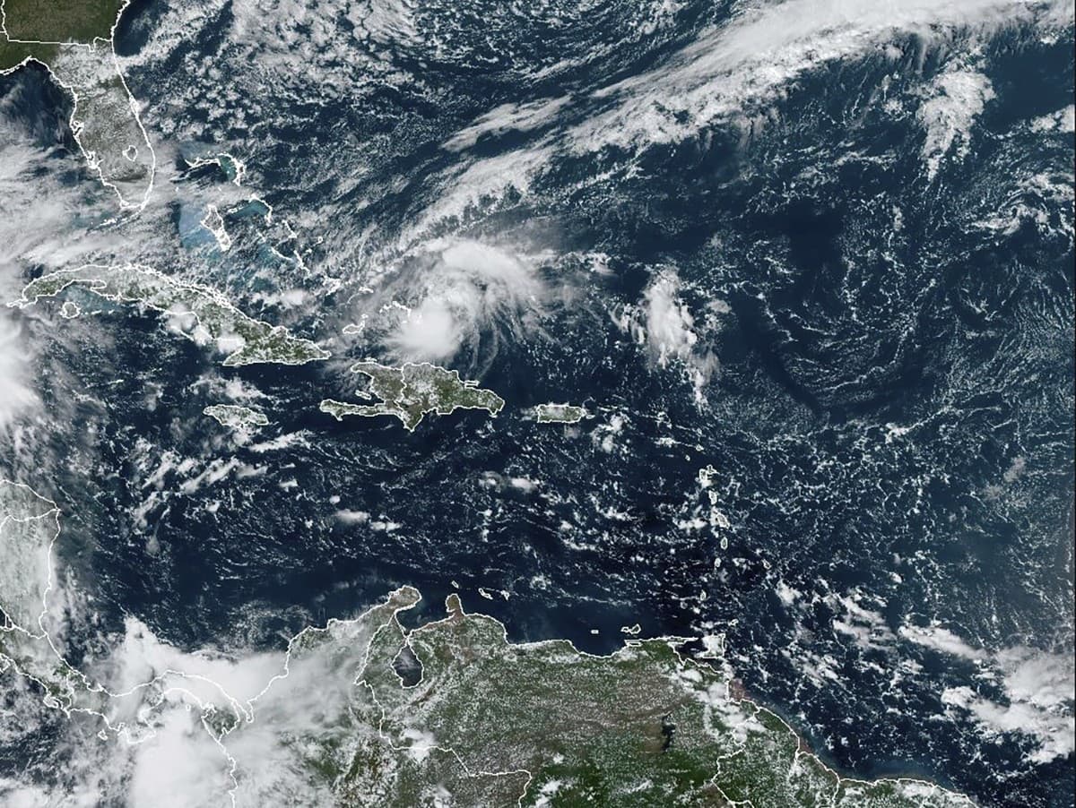 Na satelitnej snímke amerického Národného úradu pre oceány a atmosféru (NOAA) hurikán Oscar.