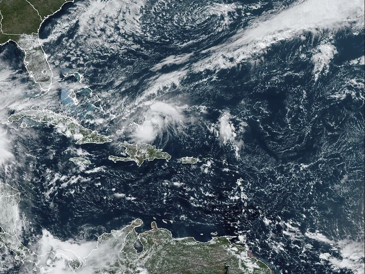 Na satelitnej snímke amerického Národného úradu pre oceány a atmosféru (NOAA) hurikán Oscar.