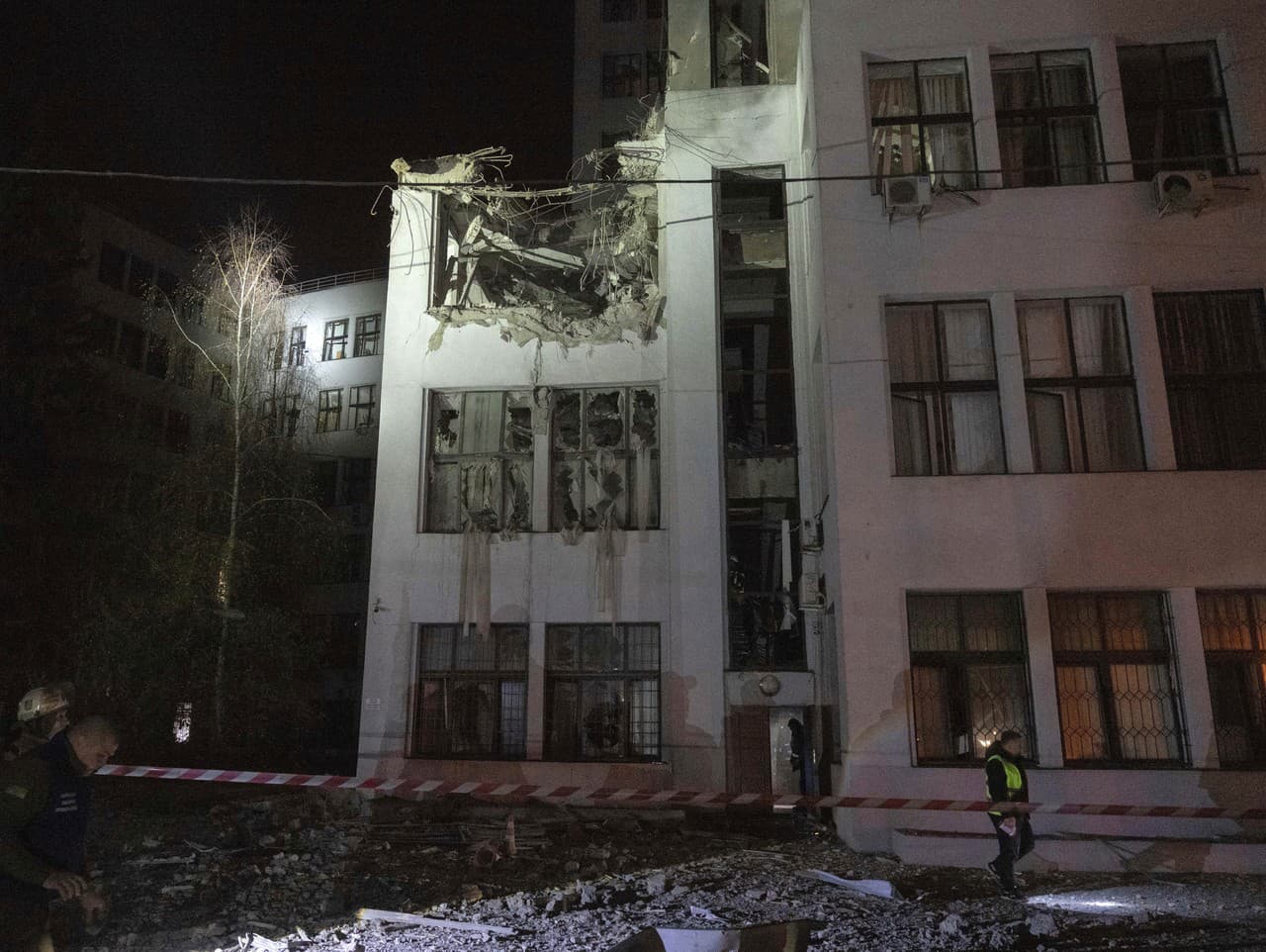 Hasiči kontrolujú poškodenú administratívnu budovu po zásahu ruskými leteckými riadenými bombami v centre Charkova na Ukrajine v pondelok 28. októbra 2024.