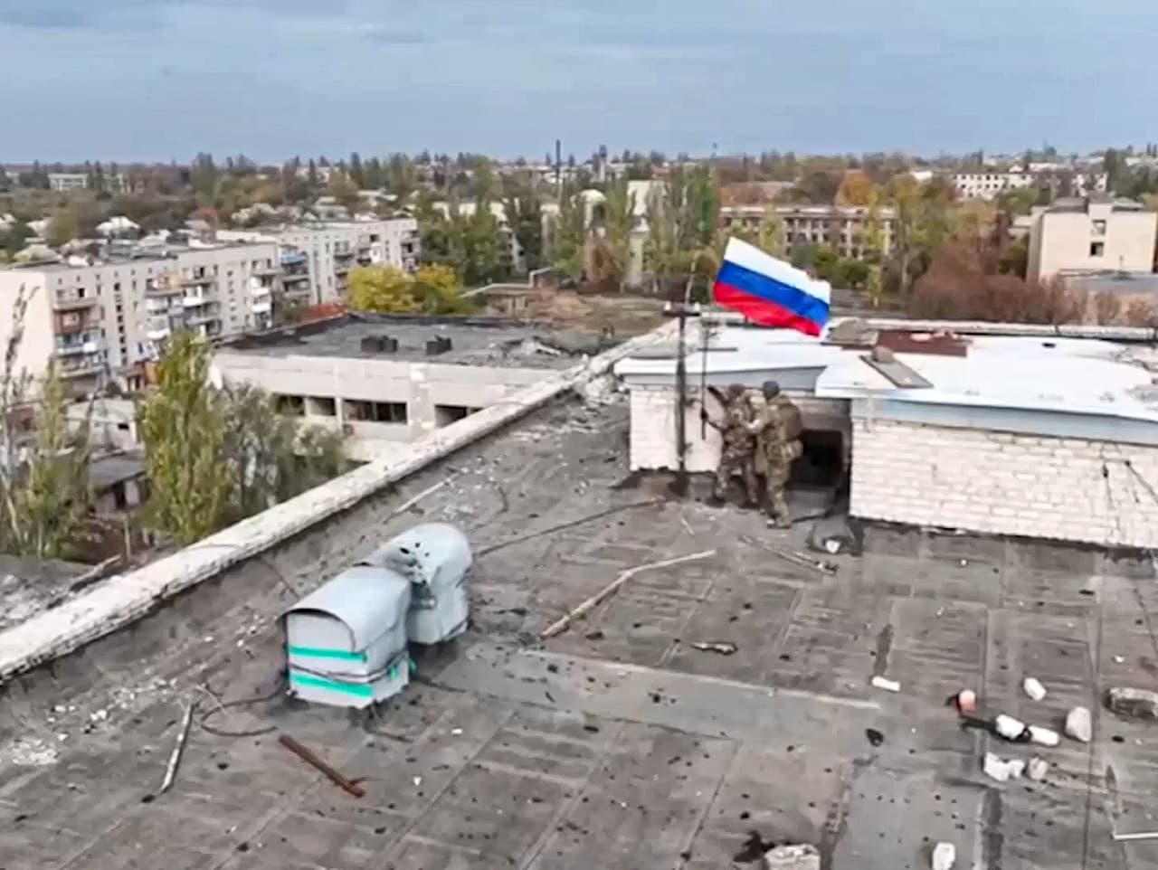 Ruskí vojaci vztyčujú ruskú vlajku na streche budovy po obsadení mesta Selydove v Doneckej oblasti na juhovýchode Ukrajiny.