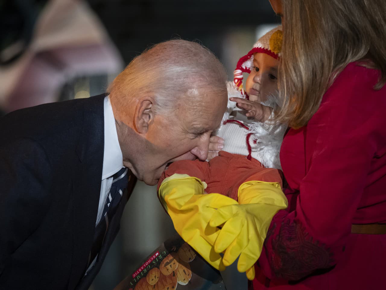 Joe Biden sa zahryzol do nohy bábätka.