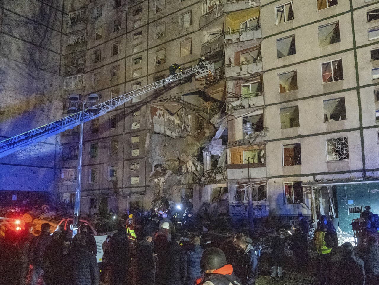 Záchranári zasahujú po útoku ruskej armády, ktorý zasiahol viacposchodovú obytnú budovu v meste Charkov na severovýchode Ukrajiny.