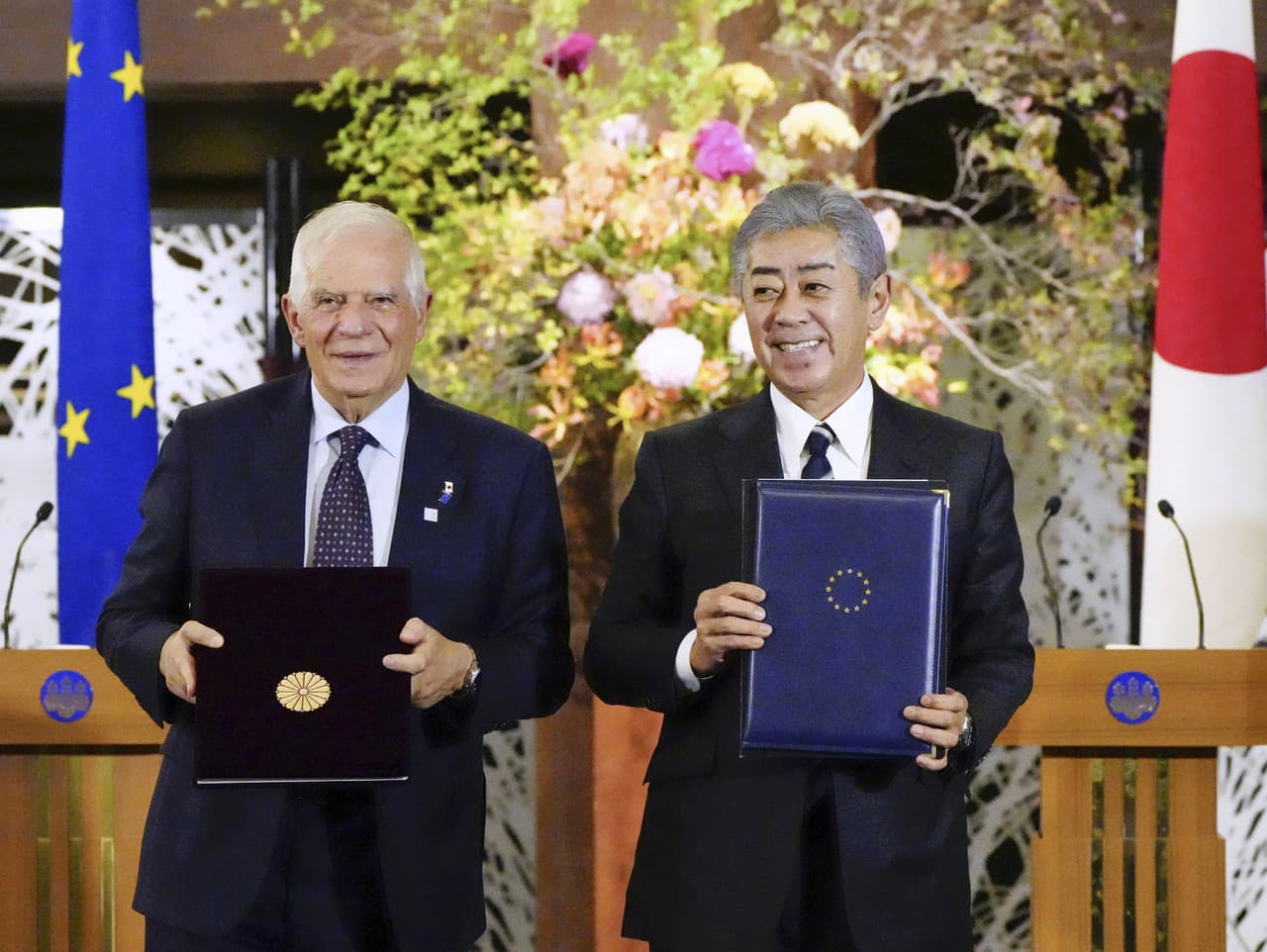 Japonský minister zahraničných vecí Takeši Iwaja a šéf zahraničnej politiky EÚ Josep Borrell.