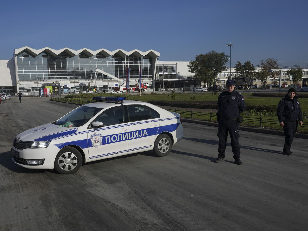 Policajti hliadkujú pred železničnou stanicou v srbskom meste Nový Sad.