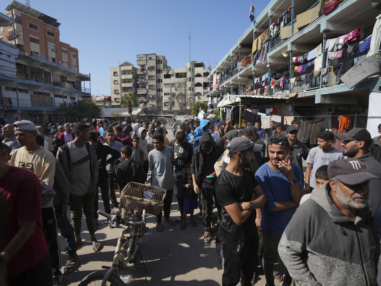 Palestínčania sa zhromažďujú, aby dostali pomoc distribuovanú UNRWA.