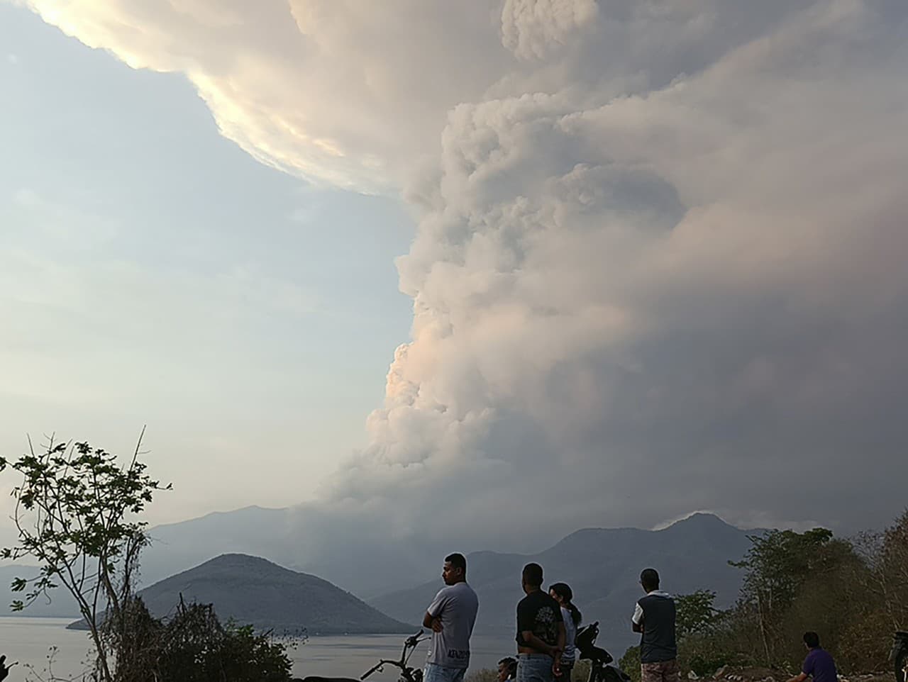 Erupcia sopky Lewotobi Laki-Laki na ostrove Flores na východe Indonézie.