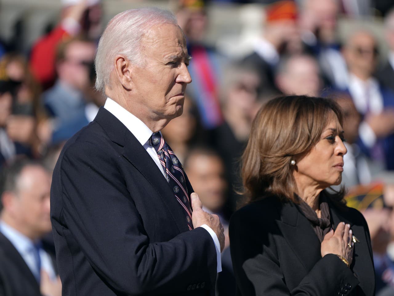 Prezident Joe Biden (vľavo) a viceprezidentka Kamala Harrisová sa pozerajú počas slávnostného kladenia vencov k Hrobu neznámeho vojaka pri príležitosti Národného dňa veteránov na Arlingtonskom národnom cintoríne v Arlingtone, štát Va. v pondelok 11. novem