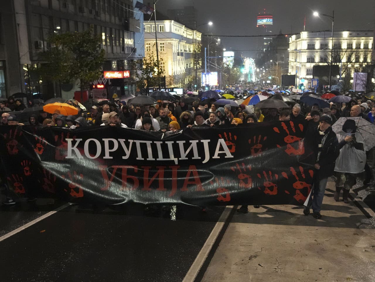 Ľudia pochodujú počas protestu po zrútení betónovej striešky na železničnej stanici v Novom Sade, pri ktorom zahynulo 14 ľudí, v Belehrade, Srbsko, pondelok 11. novembra 2024.