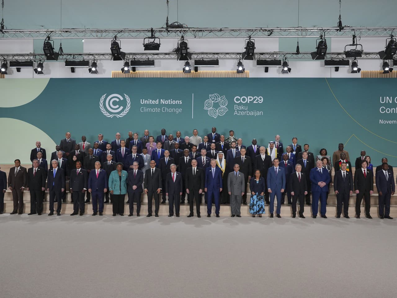 Lídri pózujú počas spoločného fotenia na Klimatickej konferencii OSN COP 29 v Baku 12. novembra 2024.