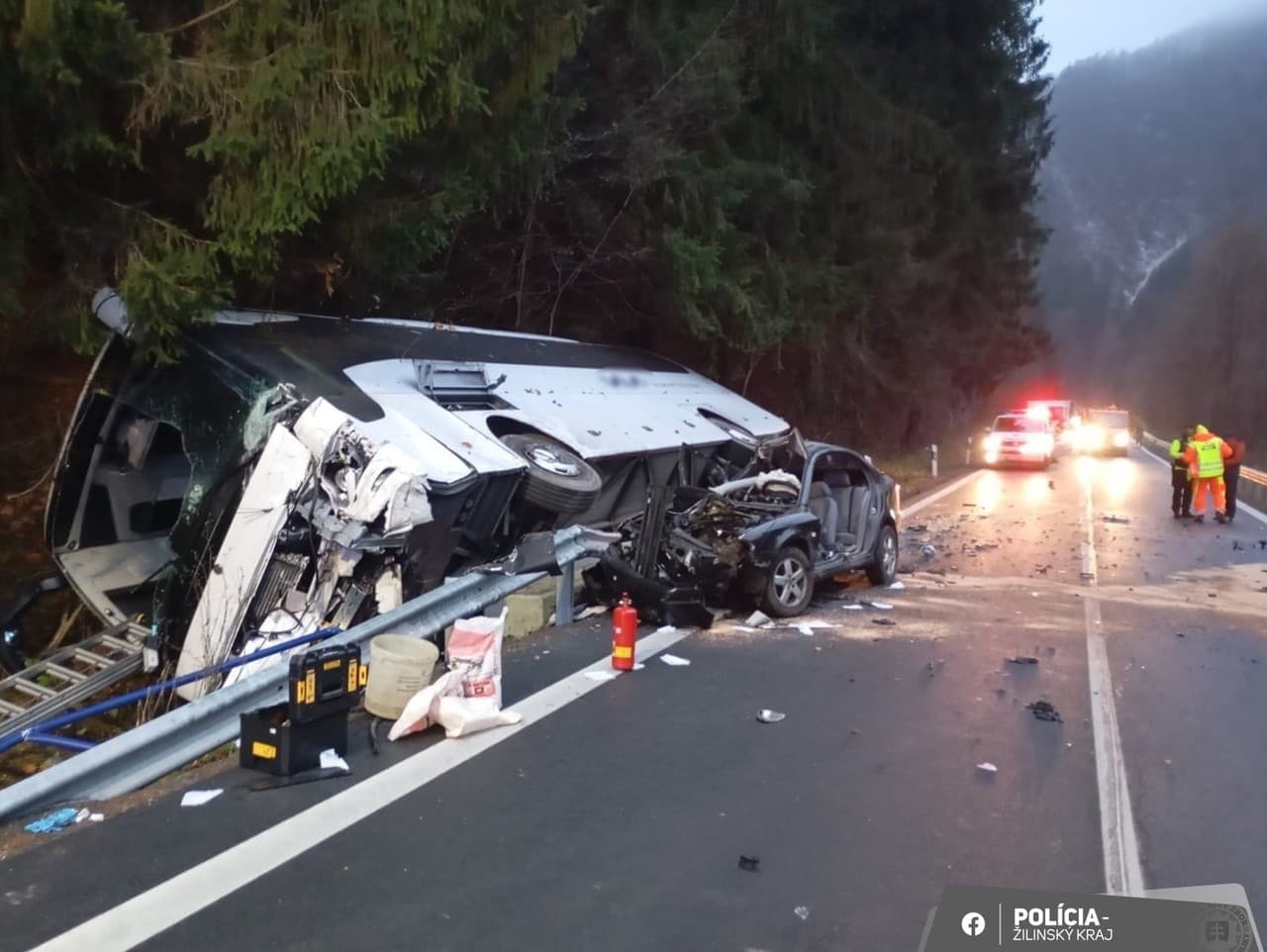 Autobus sa zrazil s osobným autom