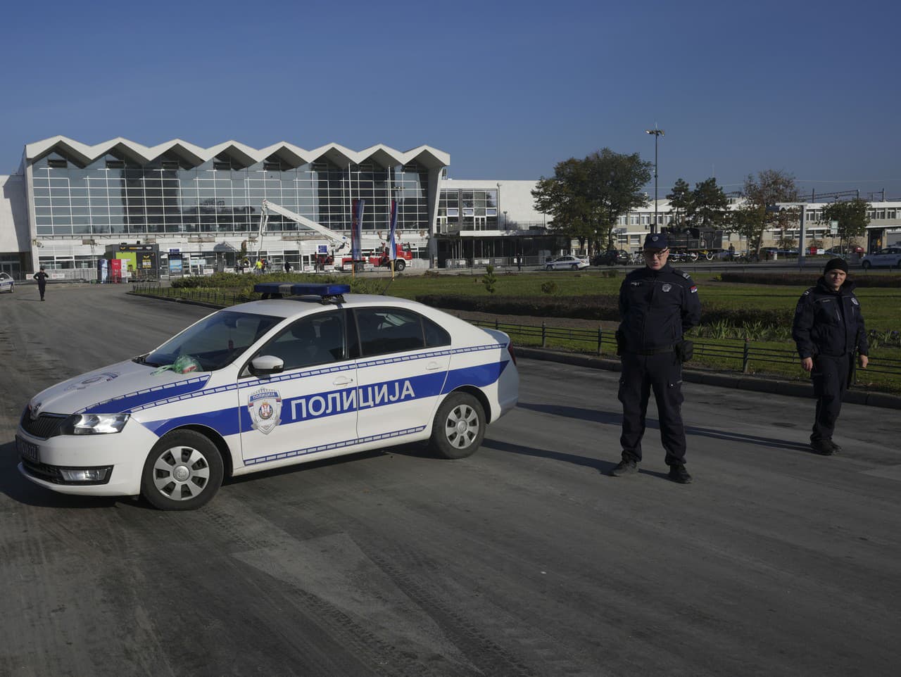 Policajti hliadkujú pred železničnou stanicou v srbskom meste Nový Sad.