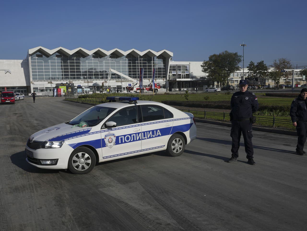 Policajti hliadkujú pred železničnou stanicou v srbskom meste Nový Sad.