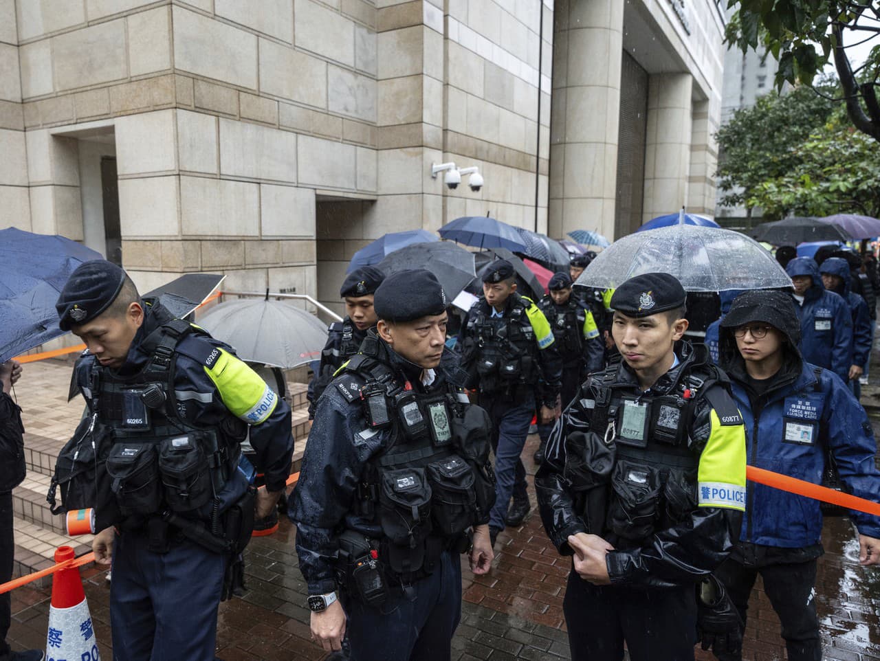 Polícia stráži pred Magistrátnymi súdmi West Kowloon v Hongkongu.