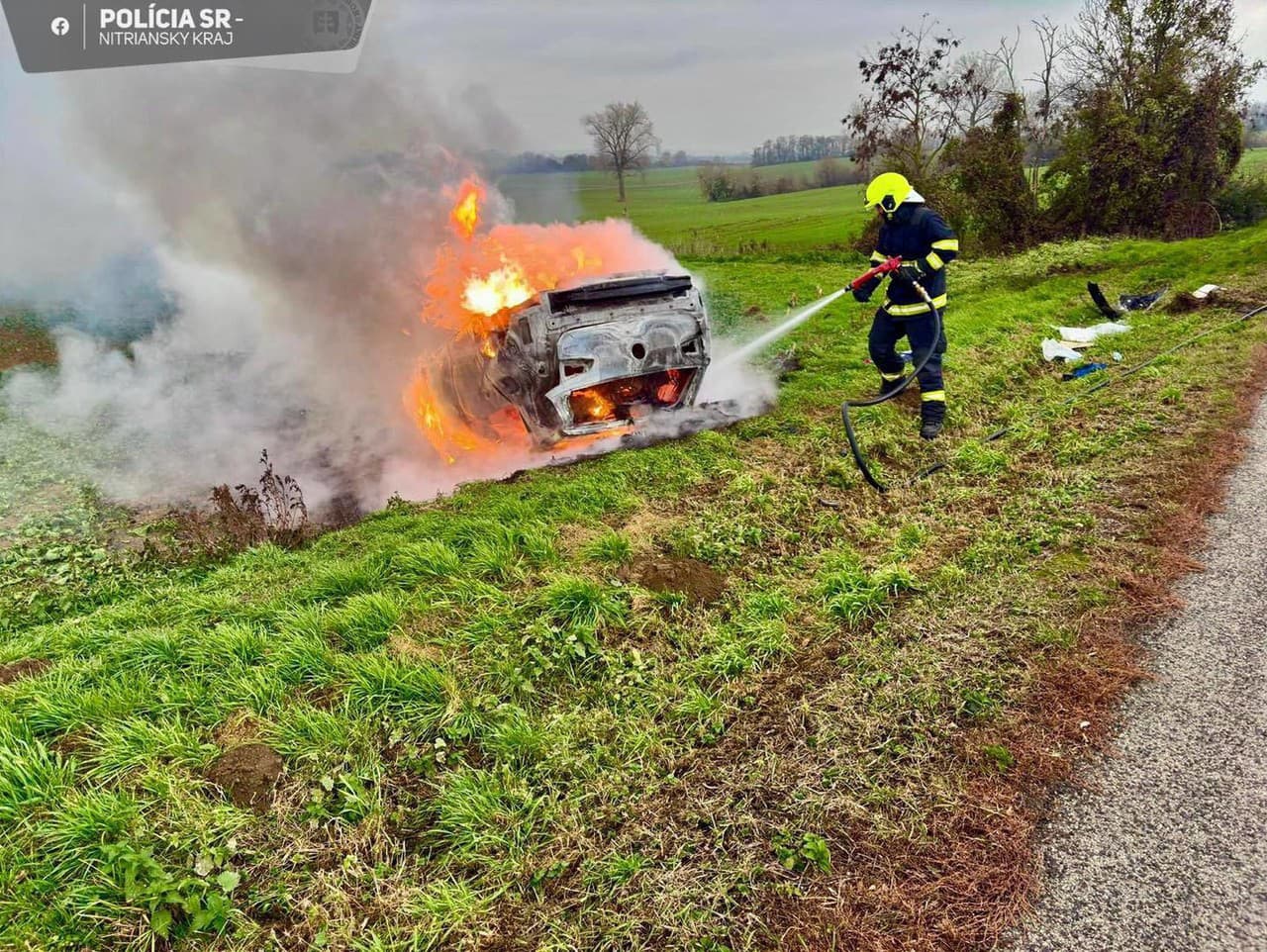 Po náraze do zábradlia auto zhorelo do tla