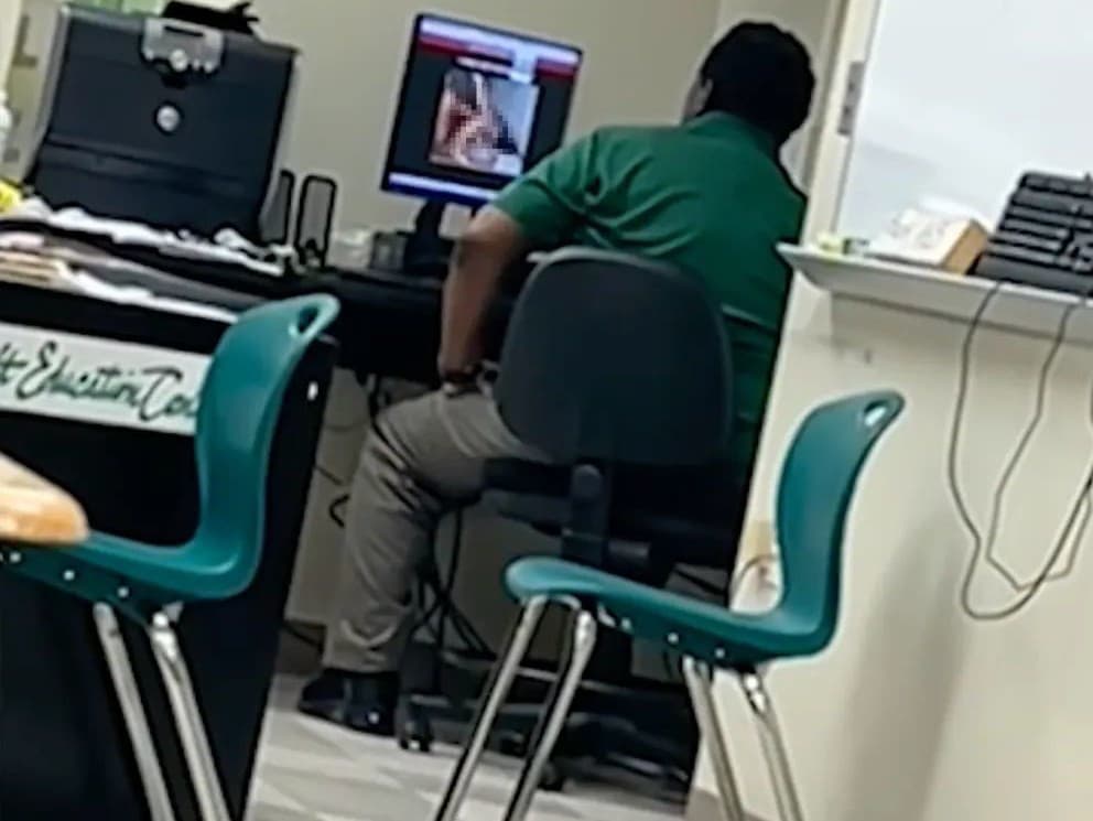 Tréner pozeral porno priamo v triede.