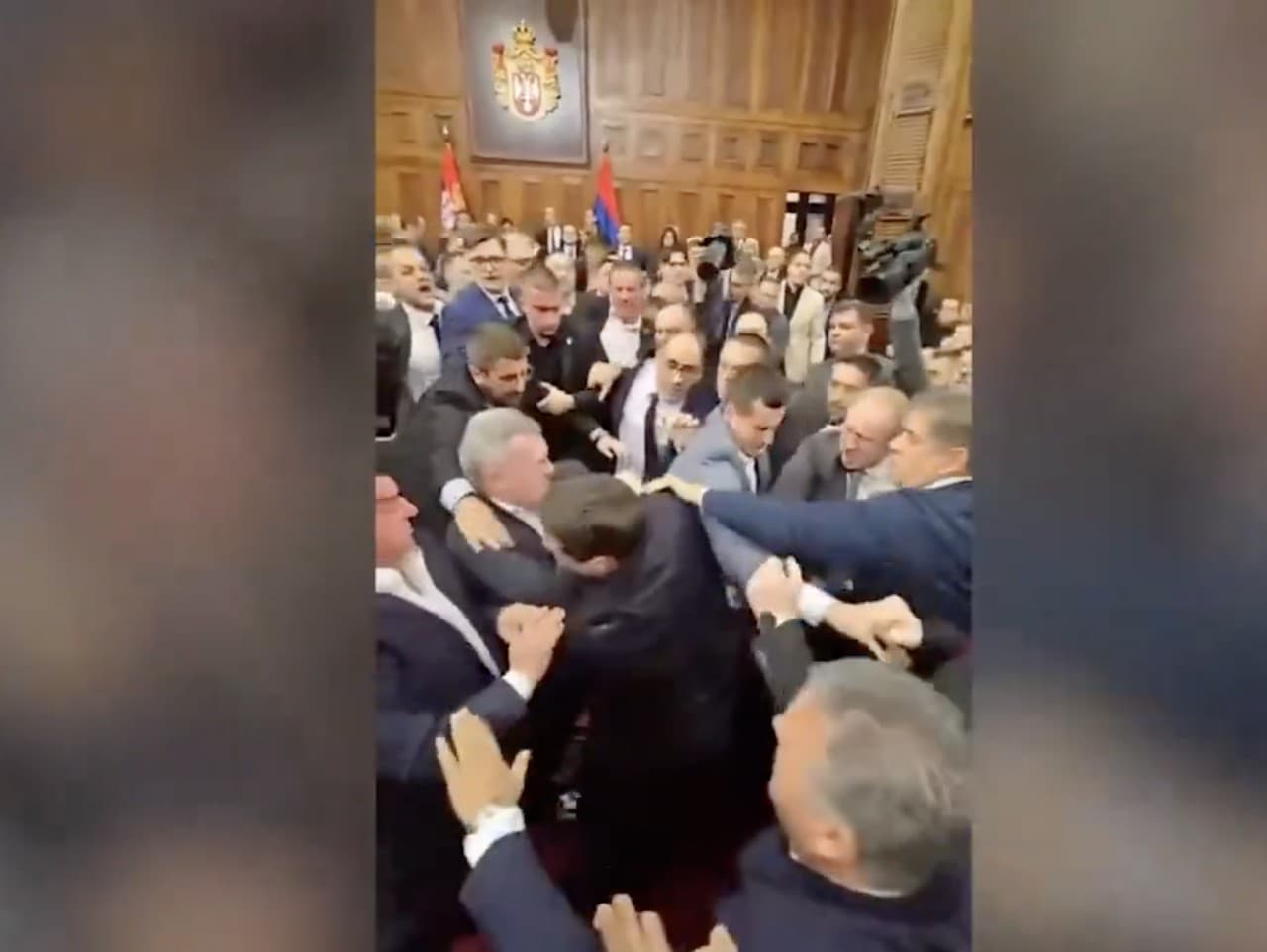 V srbskom parlamente sa pobili