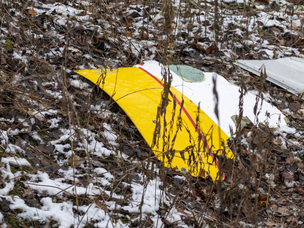 Kus trosiek z nákladného lietadla spoločnosti DHL, ktoré narazilo do domu, neďaleko litovského hlavného mesta Vilnius, Litva, pondelok 25. novembra 2024.