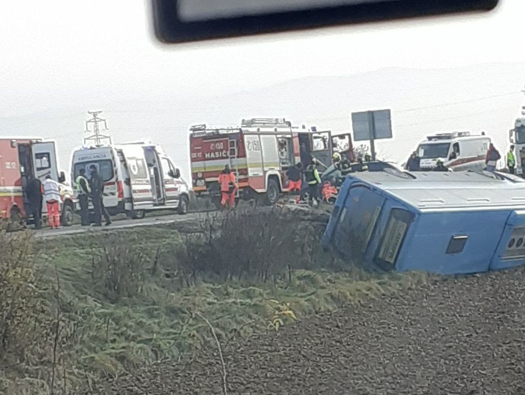 Neďaleko Trenčína došlo k tragickej nehode autobusu a auta