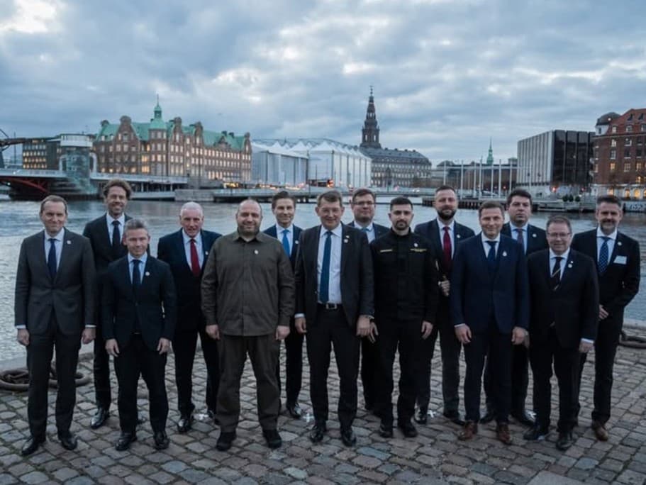 Stretnutie v rámci Severnej skupiny-Ukrajina v Dánsku. V strede ukrajinský minister obrany Rustem Umerov