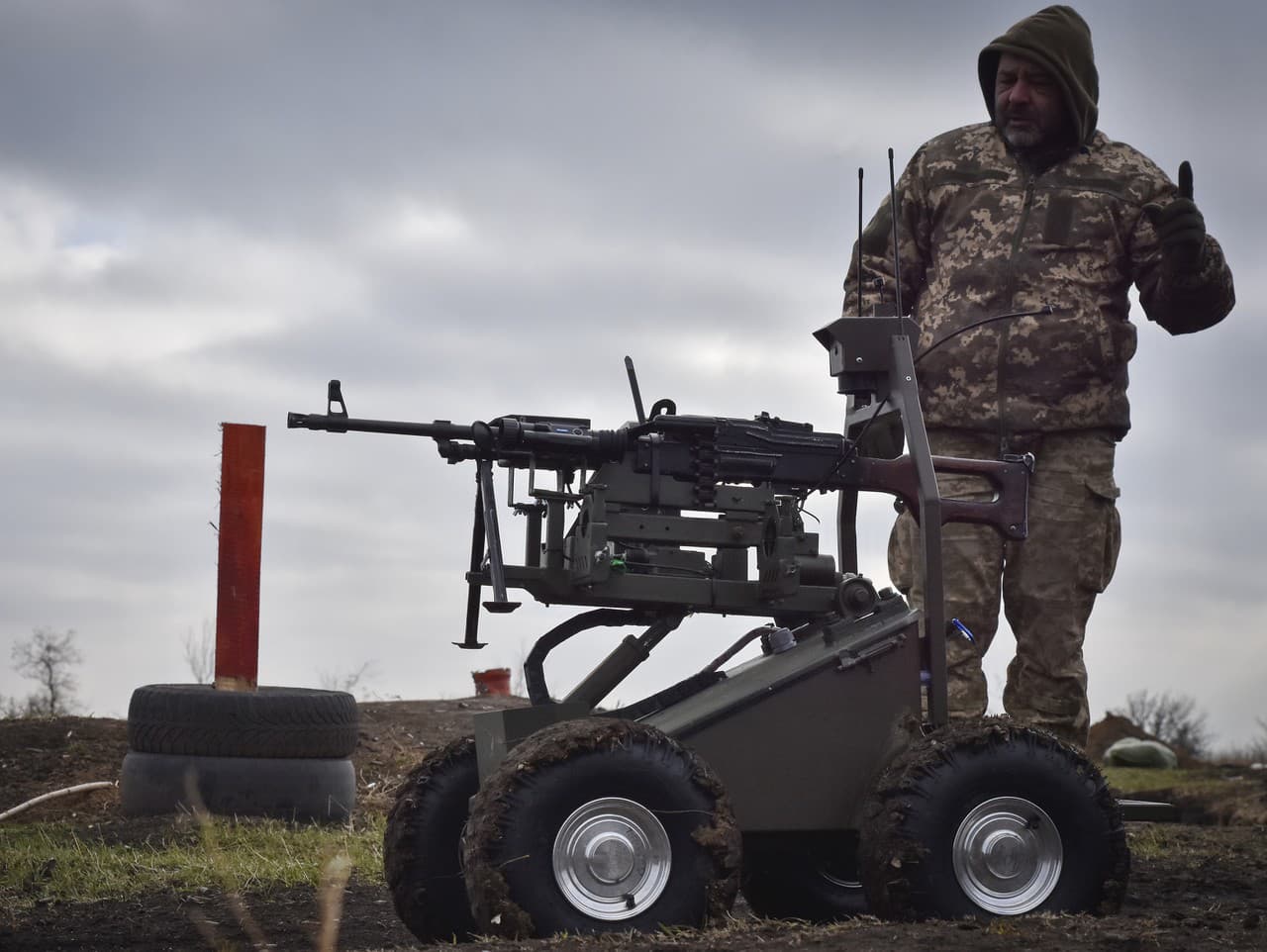 Na tejto fotografii, ktorú poskytla tlačová služba 65. ukrajinskej mechanizovanej brigády, servisný technik vysvetľuje, ako ovládať pozemný dron Gnom 2 v regióne Záporoží na Ukrajine.