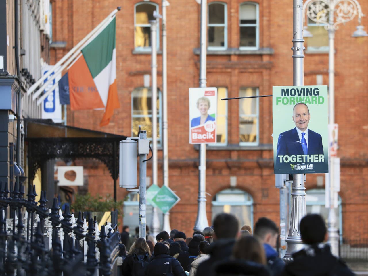 Írske volebné plagáty visia na stĺpoch verejného osvetlenia v centre Dublinu.