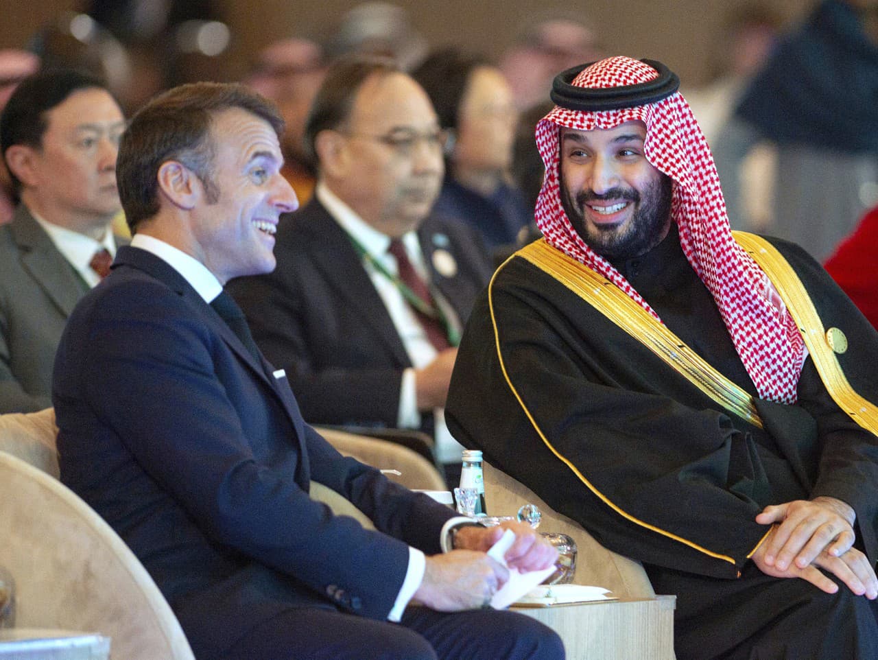 Saudskoarabský korunný princ Mohammed bin Salmán hovorí s francúzskym prezidentom Emmanuelom Macronom