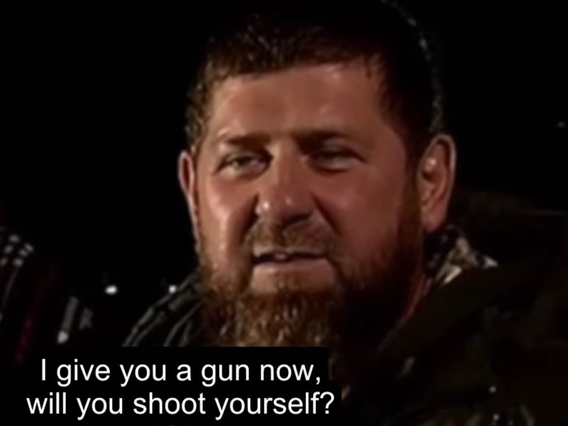 Čečenský vodca Ramzan Kadyrov navrhuje v kasárňach ukrajinskému zajatcovi, aby s zastrelil. 