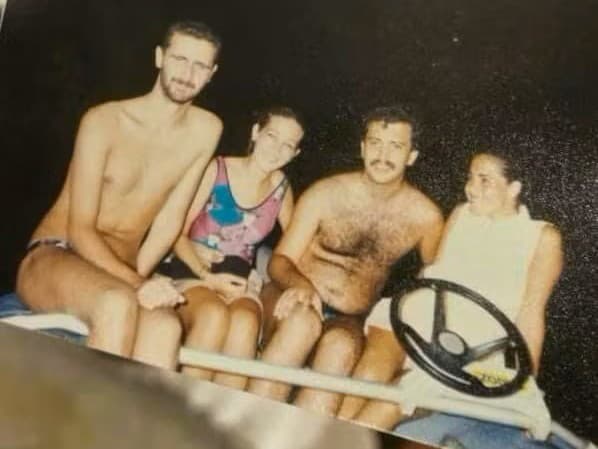 Baššár al-Asad (prvý zľava) v plavkách