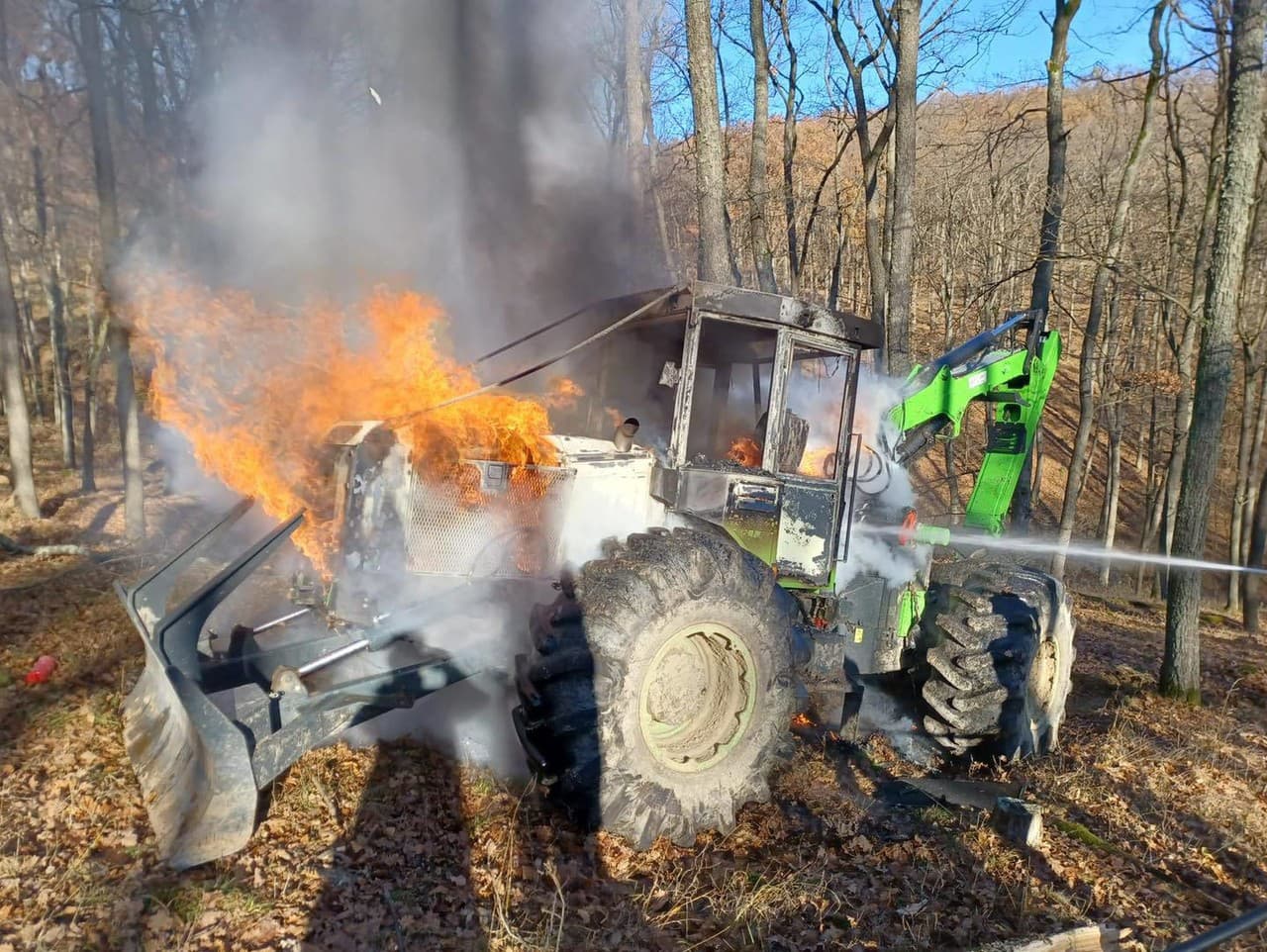 Požiar traktora s hydraulickou rukou na nakladanie dreva v obci Prašice.