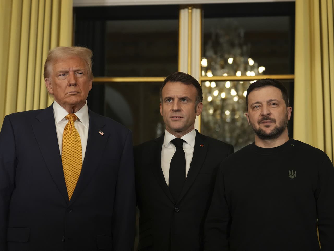 Francúzsky prezident Emmanuel Macron v strede pózuje s americkým prezidentom Donaldom Trumpom (vľavo) a ukrajinským prezidentom Volodymyrom Zelenskyjom v Elyzejskom paláci.