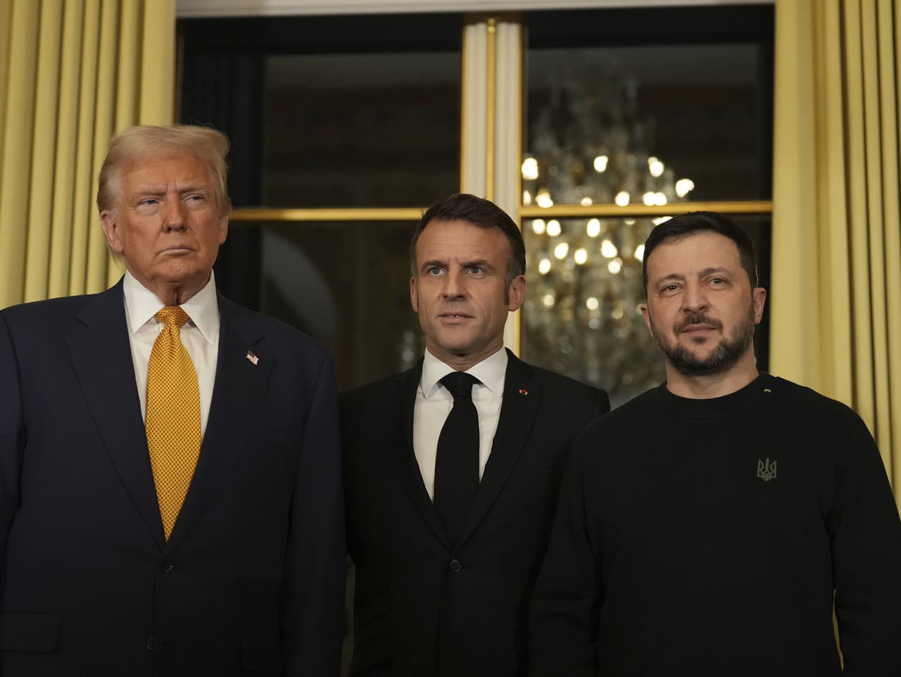 Francúzsky prezident Emmanuel Macron (uprostred) pózuje so zvoleným prezidentom Donaldom Trumpom (vľavo) a ukrajinským prezidentom Volodymyrom Zelenským v Elyzejskom paláci.