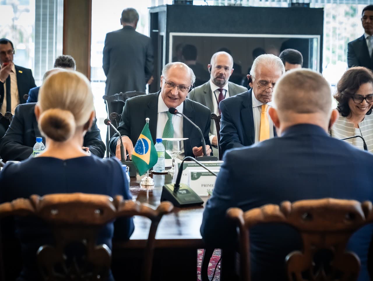 Viceprezident Brazílie Gerald Alckmin počas stretnutia so slovenským premiérom Robertom Ficom (v popredí vpravo)