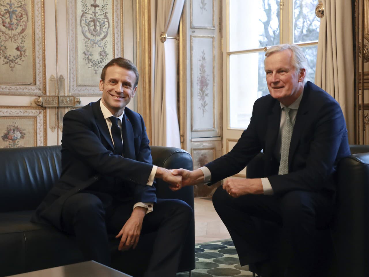 Emmanuel Macron a Michel Barnier