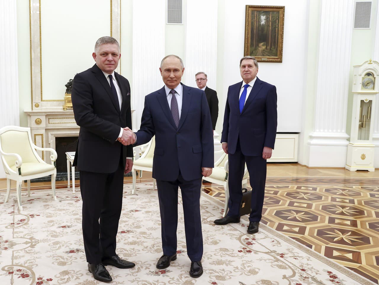 Ruský prezident Vladimir Putin a slovenský premiér Robert Fico počas stretnutia v Moskve.