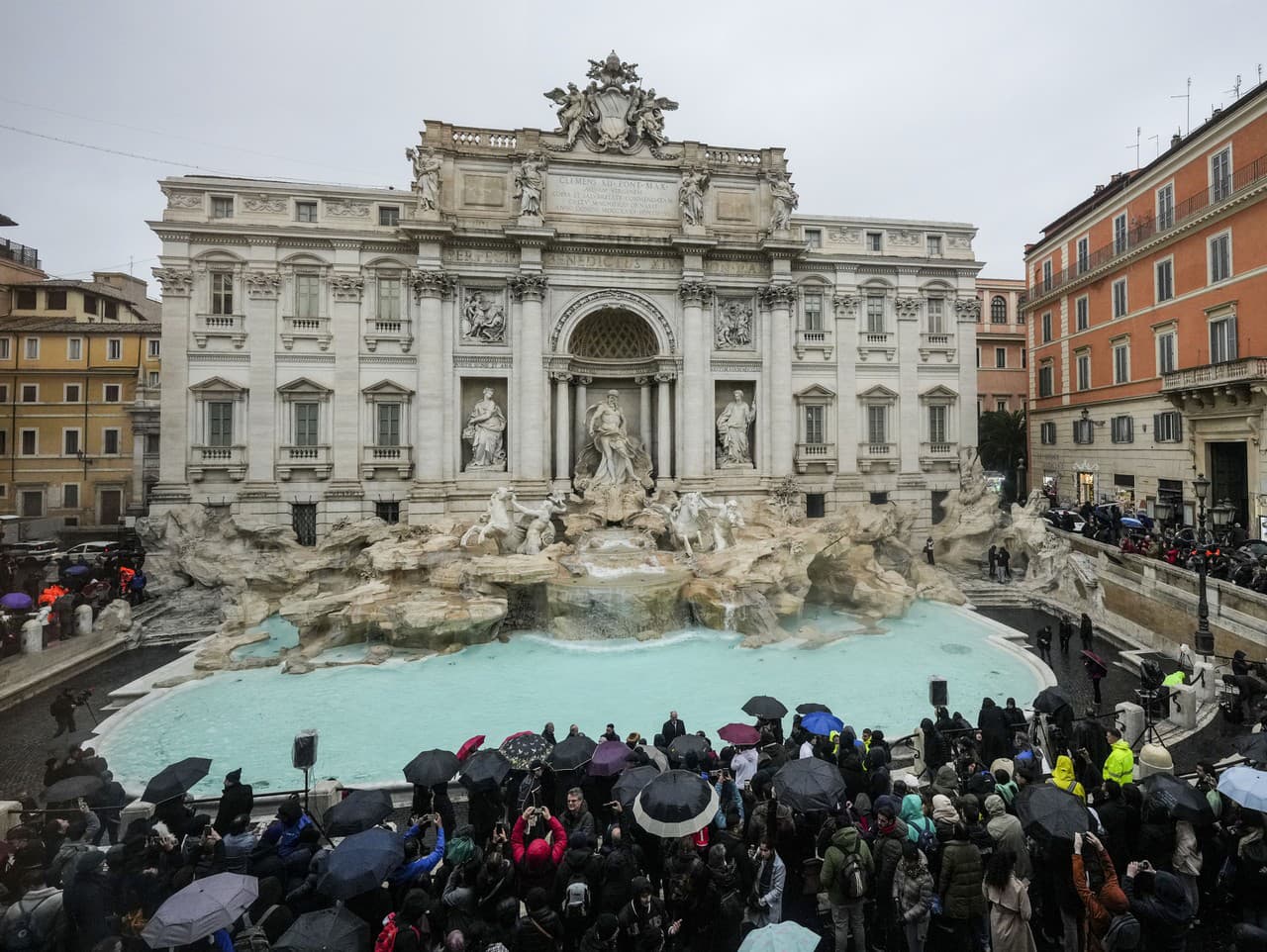 V Ríme znovu otvorili Fontánu di Trevi.