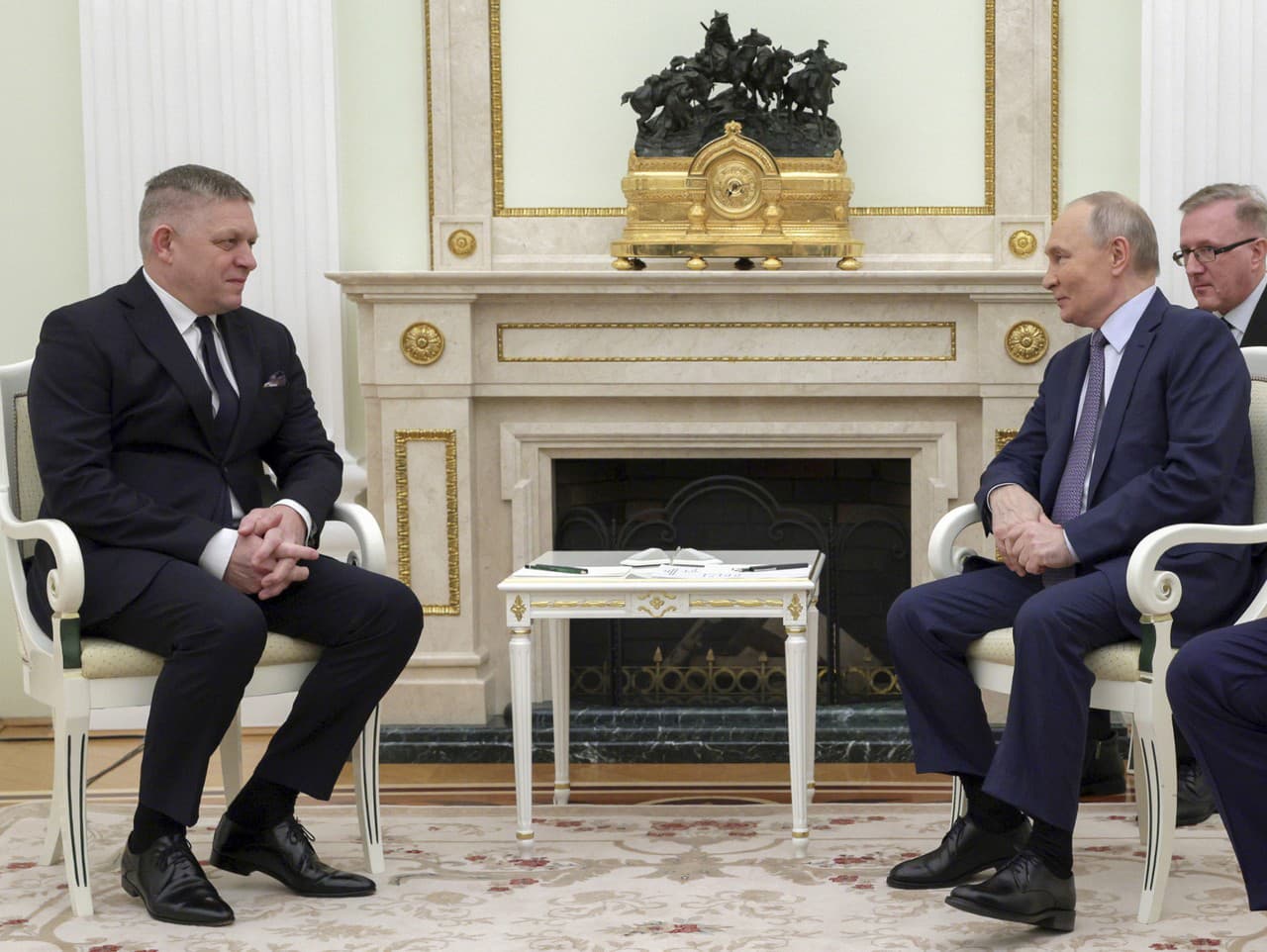 Ruský prezident Vladimir Putin a slovenský premiér Robert Fico počas stretnutia v Moskve.