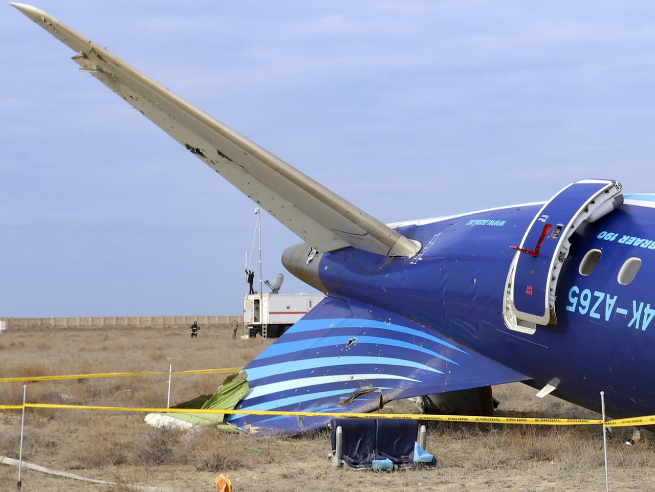 Vrak lietadla Embraer 190 azerbajdžanských aerolínií AZAL, ktoré sa zrútilo pri meste Aktau na západe Kazachstanu.