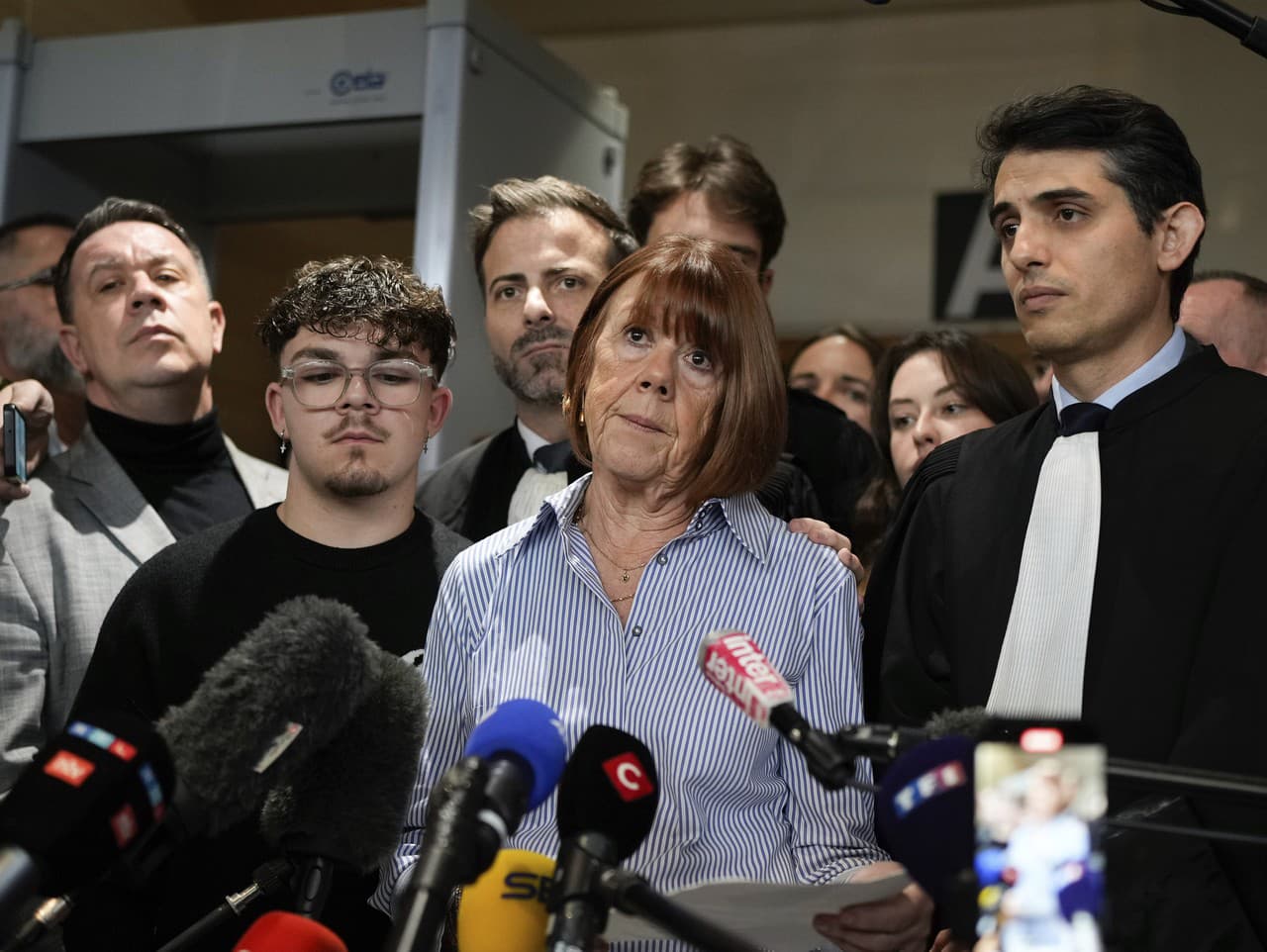 Gisele Pelicot hovorí s novinármi pri odchode zo súdnej siene v budove súdu v Avignone v južnom Francúzsku.