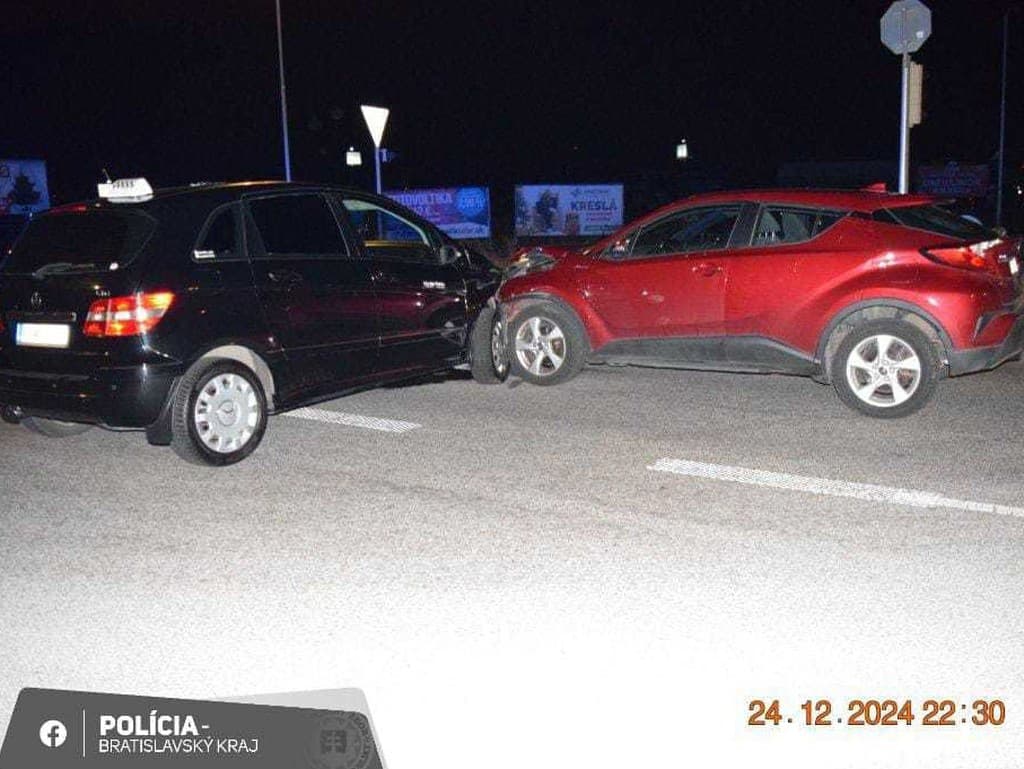 Bratislavskí policajti hľadajú svedkov dopravnej nehody.