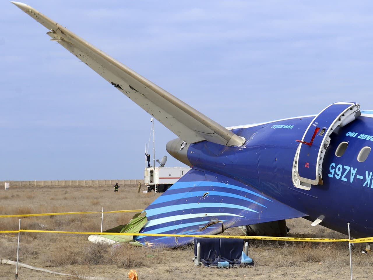 Vrak lietadla Embraer 190 azerbajdžanských aerolínií AZAL, ktoré sa zrútilo pri meste Aktau na západe Kazachstanu.