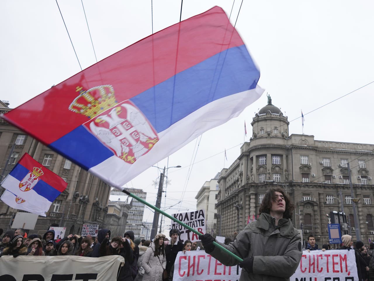 Študenti počas protivládneho protestu v Belehrade.